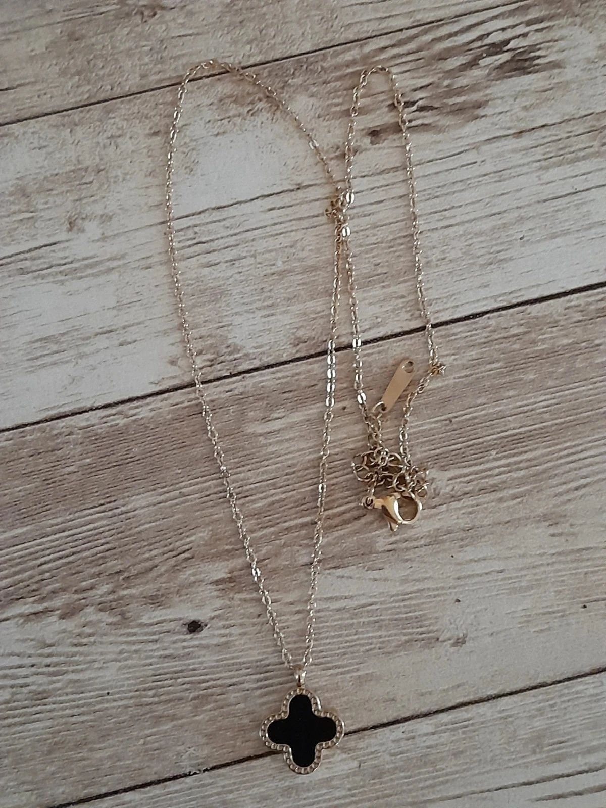 Colar com pingente, trevo de quatro folhas, preto e dourado – photo 4